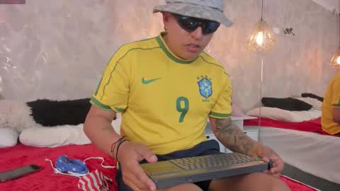 Snapshot of benitoandkendall chatting on 02.12.26 BENITO AND KENDALL online show from 02.12.26