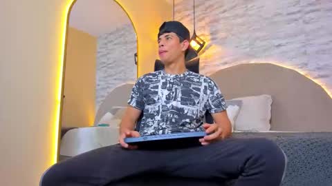 Snapshot of benjamin_more chatting on 11.06.25 BENJAMIN online show from 11.06.25