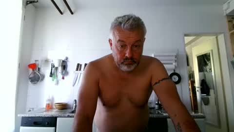 Snapshot of berg_boy chatting on 09.28.25 Martin online show from 09.28.25