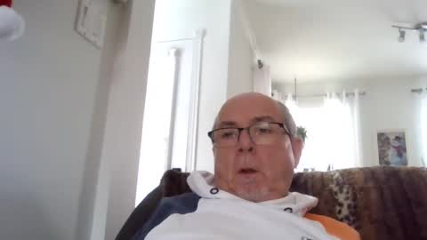 Snapshot of bernard1102 chatting on 12.04.24 bernard1102 online show from 12.04.24