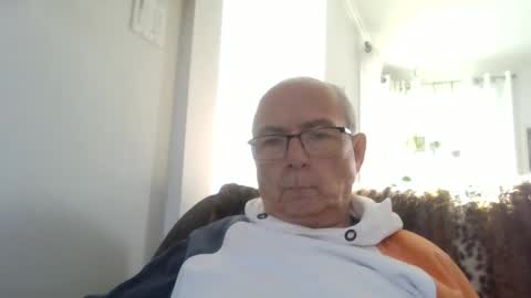 Snapshot of bernard1102 chatting on 12.20.25 bernard1102 online show from 12.20.25