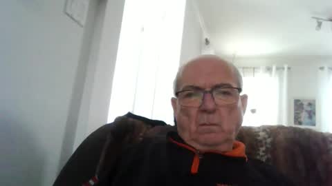 Snapshot of bernard1102 chatting on 12.21.25 bernard1102 online show from 12.21.25