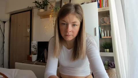 Snapshot of bestgirl_ofthe_neighborhood chatting on 12.02.25 Vicky online show from 12.02.25