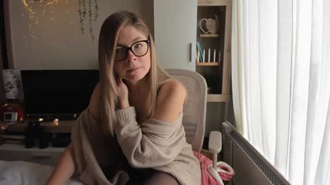 Snapshot of bestgirl_ofthe_neighborhood chatting on 03.19.26 Vicky online show from 03.19.26