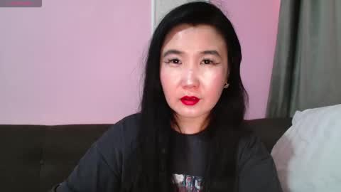 Snapshot of bet_lu chatting on 10.18.25 Bet Lu online show from 10.18.25