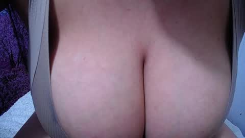 Snapshot of bigg_boobs_xxx chatting on 07.23.26 Sunny online show from 07.23.26