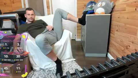 Snapshot of bigsshark chatting on 11.27.25 bigsshark online show from 11.27.25