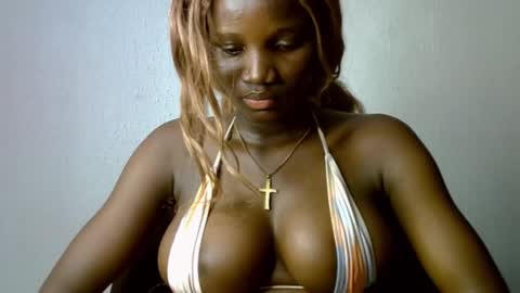 Esthy online show from 10.04.25