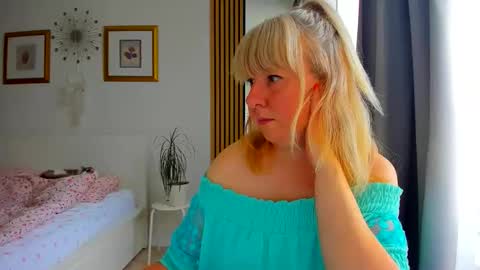 Snapshot of blonde_angel20 chatting on 06.08.26 Nicole online show from 06.08.26