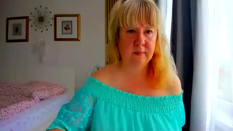 Snapshot of blonde_angel20 chatting on 06.09.26 Nicole online show from 06.09.26