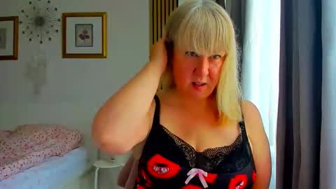 Snapshot of blonde_angel20 chatting on 06.11.26 Nicole online show from 06.11.26