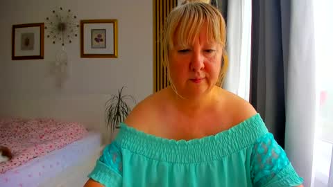 Snapshot of blonde_angel20 chatting on 06.14.26 Nicole online show from 06.14.26