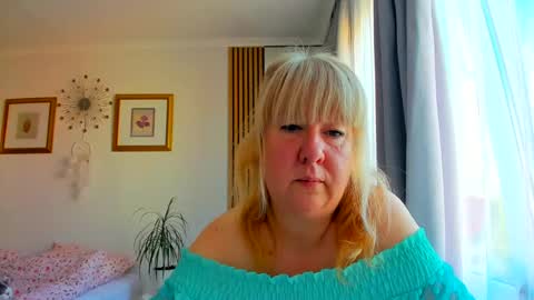 Snapshot of blonde_angel20 chatting on 06.18.26 Nicole online show from 06.18.26