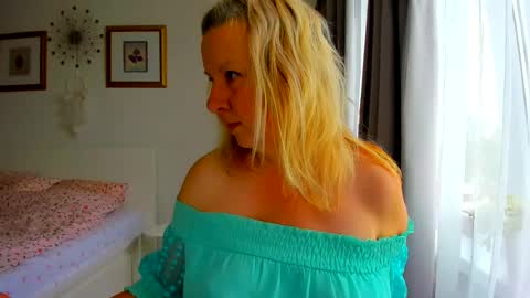 Snapshot of blonde_angel20 chatting on 07.06.26 Nicole online show from 07.06.26