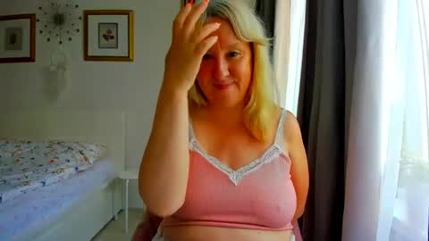 Snapshot of blonde_angel20 chatting on 07.11.26 Nicole online show from 07.11.26
