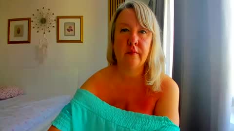 Snapshot of blonde_angel20 chatting on 07.18.26 Nicole online show from 07.18.26