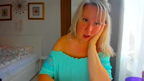 Snapshot of blonde_angel20 chatting on 07.28.26 Nicole online show from 07.28.26