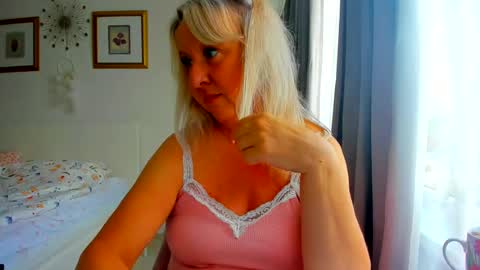 Snapshot of blonde_angel20 chatting on 08.02.26 Nicole online show from 08.02.26