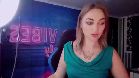 Snapshot of blonde_temptation chatting on 09.19.25 Meryem online show from 09.19.25
