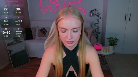 Snapshot of blonde_vibe chatting on 05.25.26 Nessa online show from 05.25.26