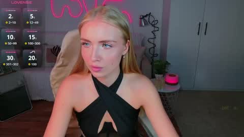 Snapshot of blonde_vibe chatting on 05.27.26 Nessa online show from 05.27.26