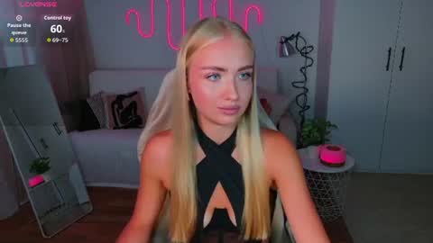 Snapshot of blonde_vibe chatting on 06.21.26 Nessa online show from 06.21.26