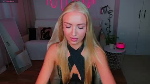 Snapshot of blonde_vibe chatting on 06.25.26 Nessa online show from 06.25.26