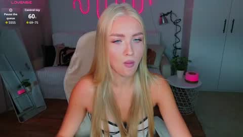 Snapshot of blonde_vibe chatting on 07.01.26 Nessa online show from 07.01.26