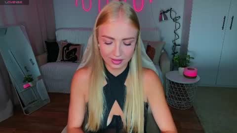 Snapshot of blonde_vibe chatting on 07.02.26 Nessa online show from 07.02.26