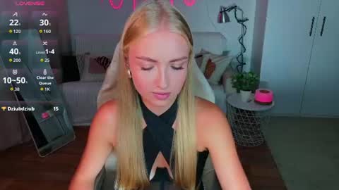 Snapshot of blonde_vibe chatting on 07.07.26 Nessa online show from 07.07.26