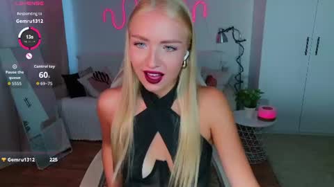 Snapshot of blonde_vibe chatting on 07.12.26 Nessa online show from 07.12.26