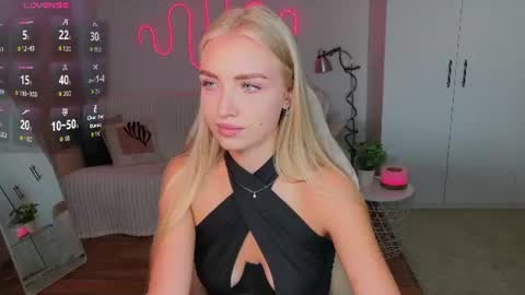 Snapshot of blonde_vibe chatting on 07.17.26 Nessa online show from 07.17.26