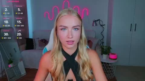 Snapshot of blonde_vibe chatting on 07.22.26 Nessa online show from 07.22.26
