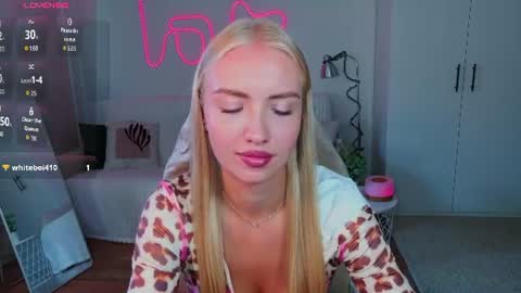 Snapshot of blonde_vibe chatting on 07.31.26 Nessa online show from 07.31.26