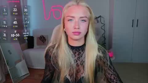 Snapshot of blonde_vibe chatting on 08.03.26 Nessa online show from 08.03.26