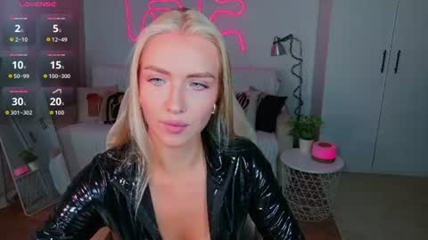 Snapshot of blonde_vibe chatting on 08.04.26 Nessa online show from 08.04.26