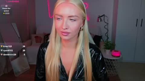 Snapshot of blonde_vibe chatting on 08.06.26 Nessa online show from 08.06.26