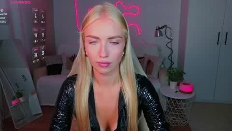 Snapshot of blonde_vibe chatting on 08.07.26 Nessa online show from 08.07.26