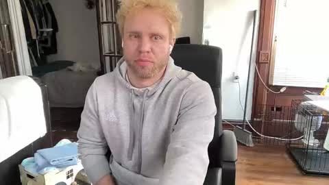 Snapshot of blondebluebear chatting on 02.27.26 blondebluebear online show from 02.27.26