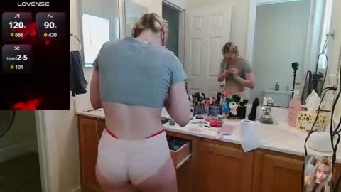 Snapshot of blondiebubblebooty chatting on 07.17.26 Bubbles online show from 07.17.26