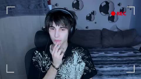 Snapshot of blue_w0rld chatting on 11.07.25 SONNYVAN online show from 11.07.25