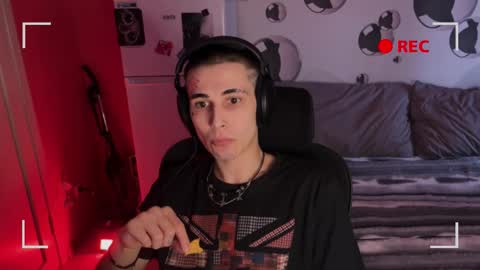 Snapshot of blue_w0rld chatting on 11.08.25 SONNYVAN online show from 11.08.25