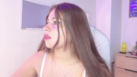 Snapshot of bluee_hazell chatting on 05.19.26 online show from 05.19.26