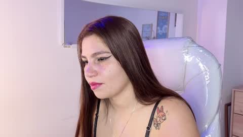 Snapshot of bluee_hazell chatting on 06.18.26 online show from 06.18.26