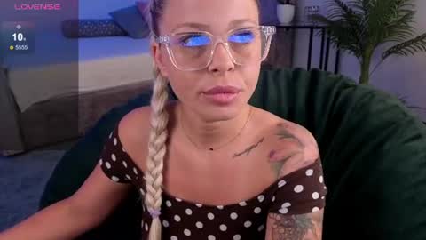 Snapshot of blueyeskate chatting on 07.23.26 Kate online show from 07.23.26