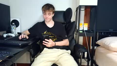 Snapshot of bobby72738 chatting on 09.28.25 bobby72738 online show from 09.28.25