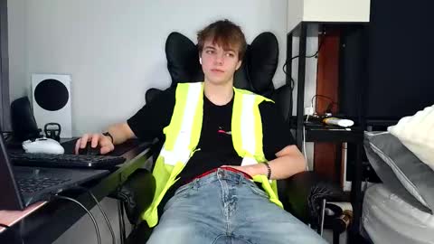 Snapshot of bobby72738 chatting on 10.21.25 bobby72738 online show from 10.21.25