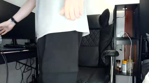 Snapshot of bobby72738 chatting on 10.29.25 bobby72738 online show from 10.29.25