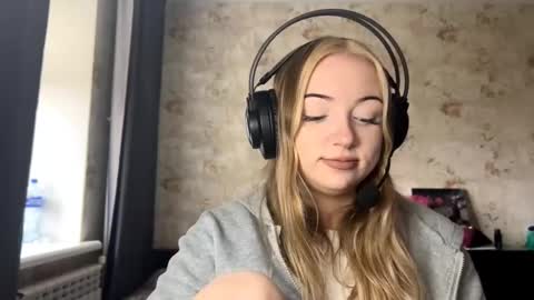 Snapshot of bonggarrido chatting on 10.17.25 Ella online show from 10.17.25