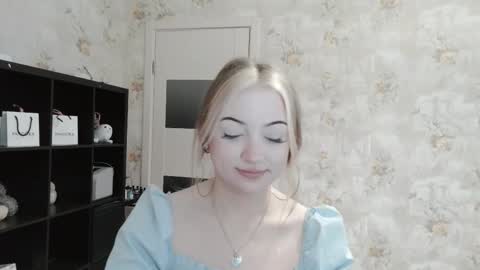 Snapshot of bonggarrido chatting on 10.20.25 Ella online show from 10.20.25